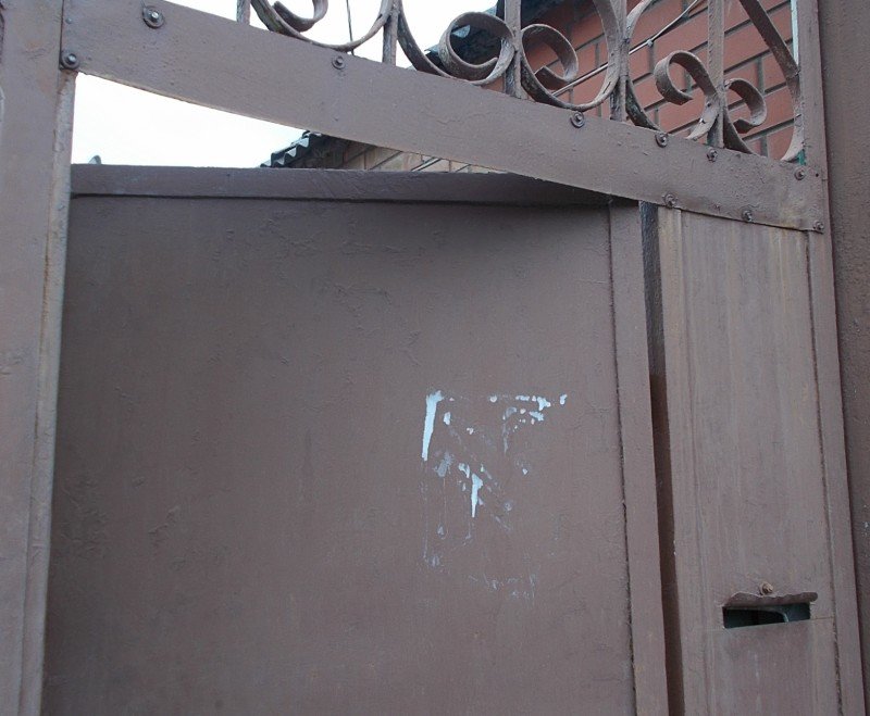 Ростовские коллекторы разбили и подожгли окна бывшей жене должника (фото) - фото 1