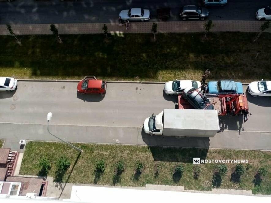 7 апреля в ростове на дону. Эвакуатор суворовский. автомобильный эвакуатор беспилотник. машины в ростове. повредили машину при эвакуации.
