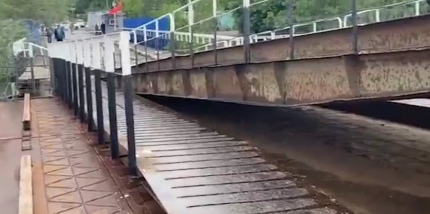 мост на зеленый остров. рыбак в лодке. ростов что случилось с рыбаками. танкер и рыбаки на дону. понтонный мост ростов на дону.