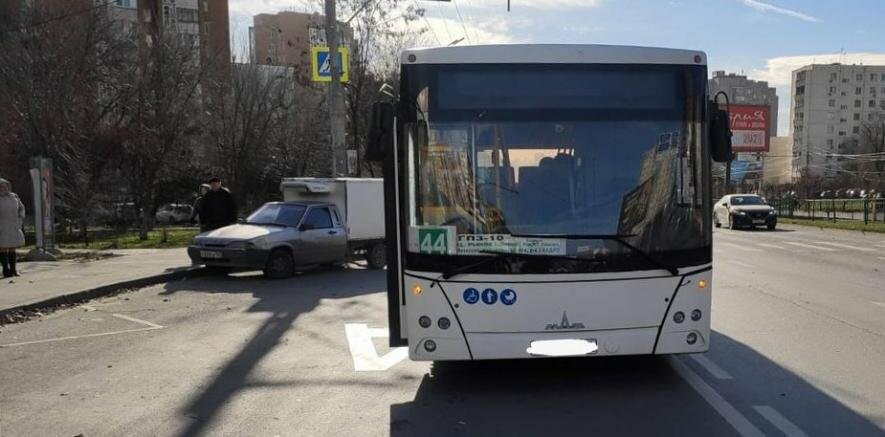 Женщина переехавшая автобусов. ДТП 30.11.2022 на пр. Гагарина. Ростов на Дону фото. Фото Ростов на Дону 1 декабря 2022. Автобусы Москвы фото 2022 внутри.