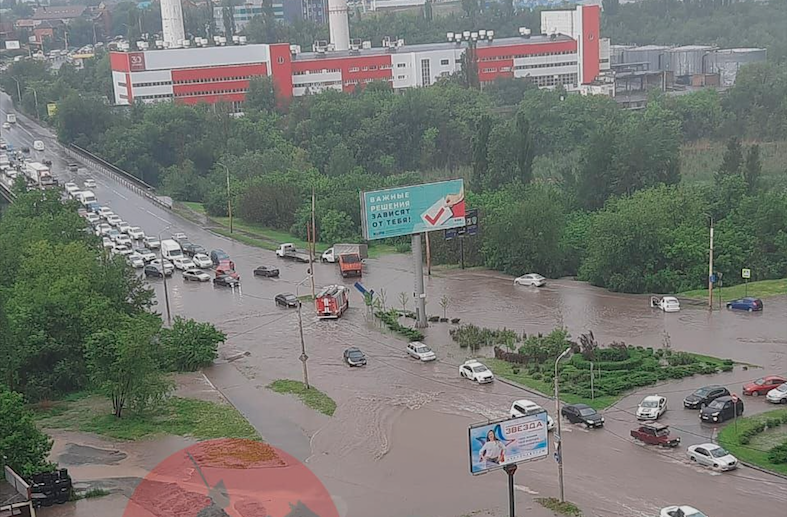 Машина застряла в луже