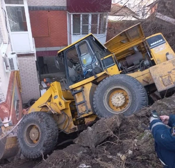 В Ростове тракторист врезался в пятиэтажку и чуть не сорвал газовую трубу