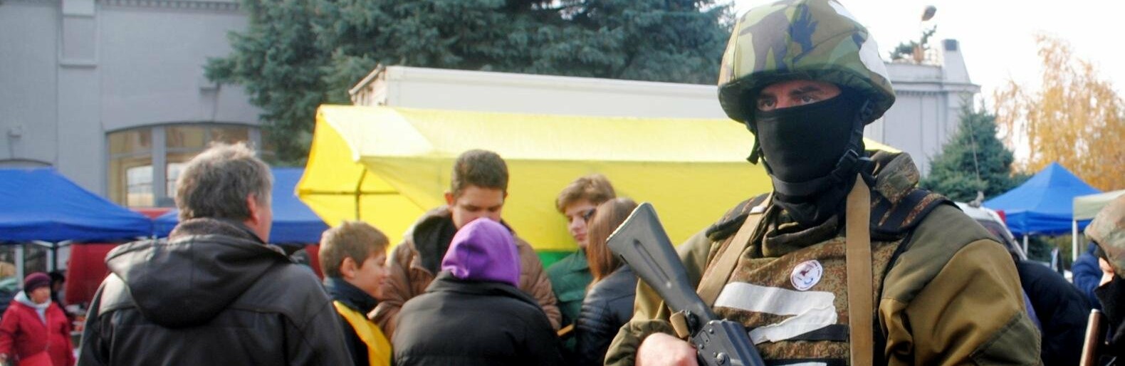 В Азове в честь Дня народного единства кормили бесплатной кашей и собирали гумпомощь на СВО