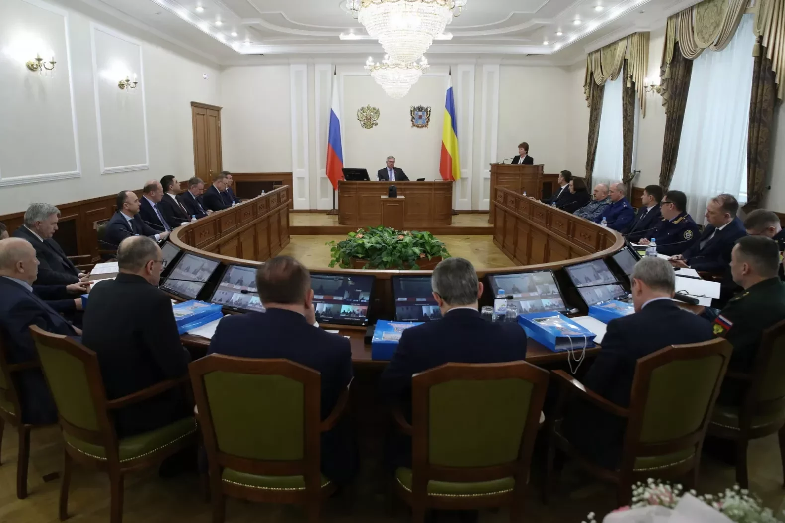 Губернатор Голубев потребовал от чиновников чёткой реакции на возможные массовые беспорядки среди подростков