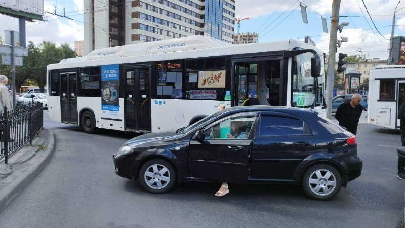В Ростове при ДТП пострадал пассажир автобуса № 77	