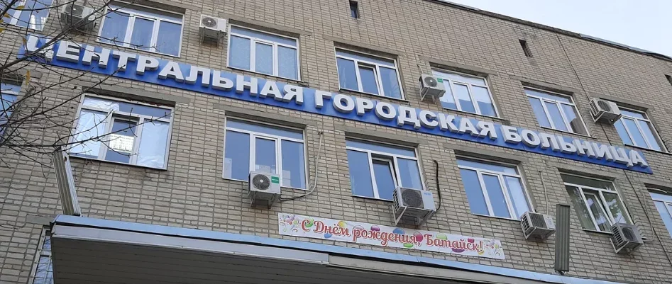В Батайске при падении из окна погиб пациент ЦГБ