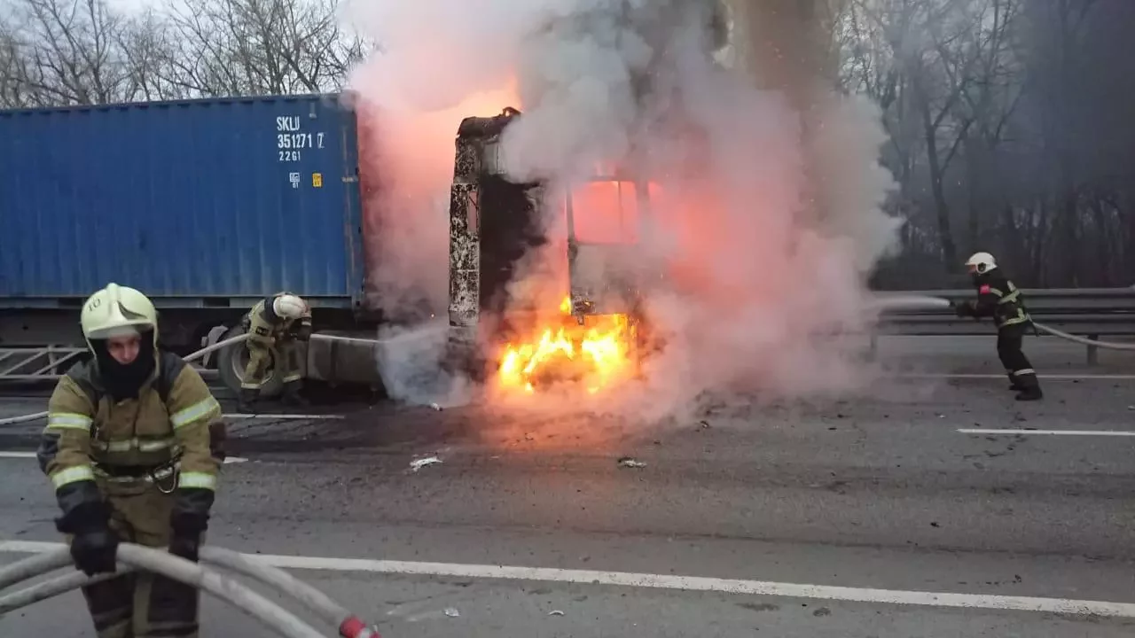 Видео: на выезде из Ростова вспыхнула фура