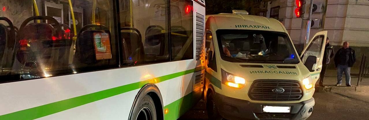 В центре Ростова автобус с пассажирами протаранил инкассаторский фургон