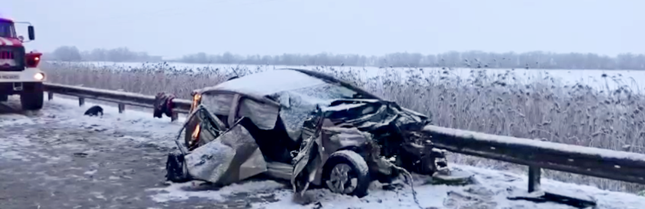 На трассе Ростов – Волгодонск  44-летняя водитель Kia Rio в лоб столкнулась с тягачом