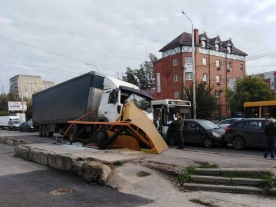 В Ростове большегруз на полном ходу снес остановку на ГПЗ-10
