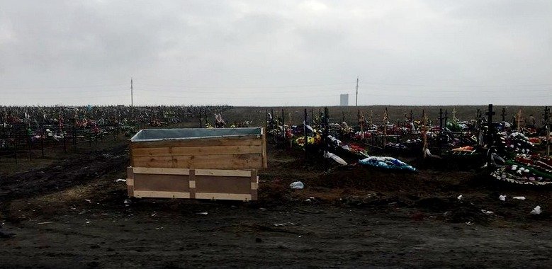 На кладбище Шахт устроили свалку цинковых гробов после похорон погибших в СВО