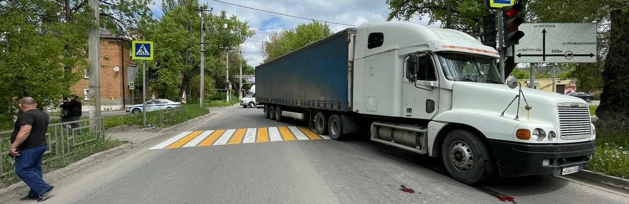 В Батайске 9-летняя девочка перебегала дорогу на красный и попала под колёса грузовика 