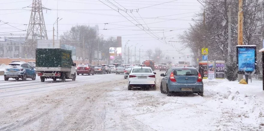 Метель парализовала движение в Ростове вечером 17 февраля