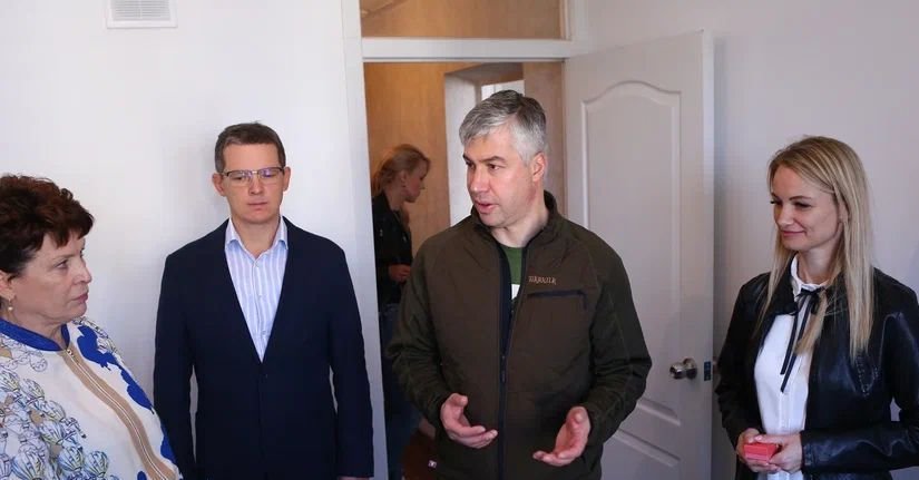 Алексей Логвиненко передал педагогам Ростова ключи от квартир и пожелал уюта в новом доме