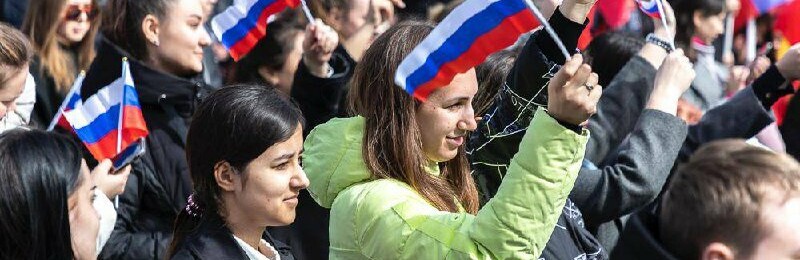В Ростове в честь воссоединения Крыма с Россией развернули 30-метровый триколор 