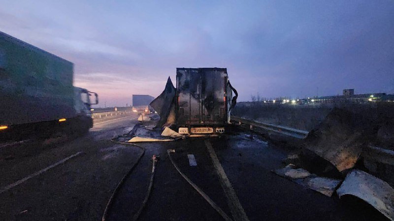 В Ростовской области на ходу загорелся грузовой MAN