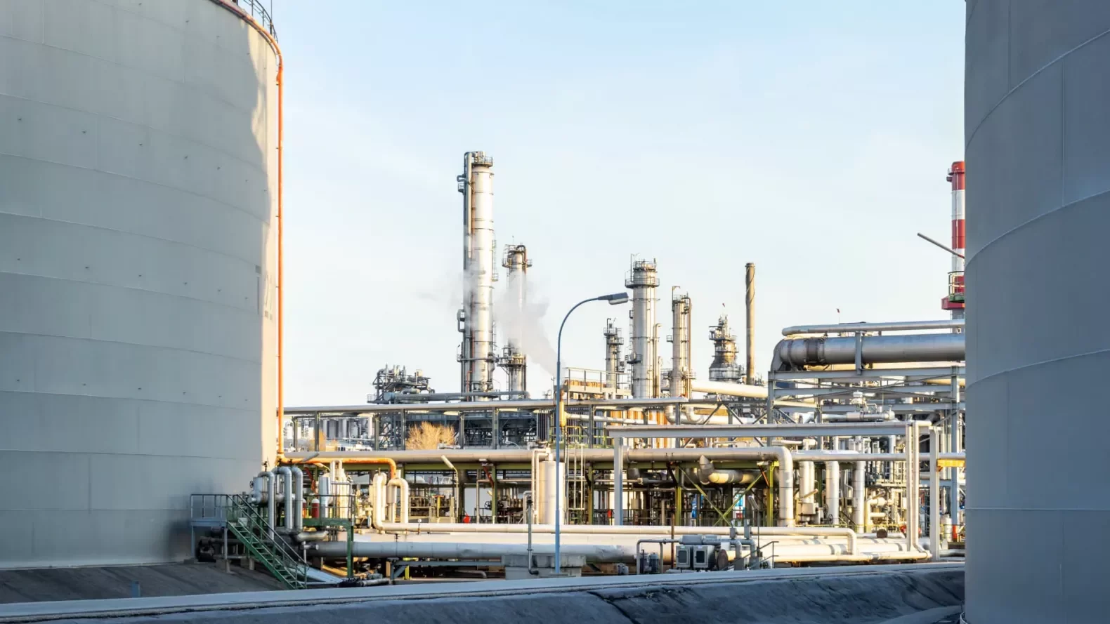 Губернатор Голубев подтвердил атаку двух беспилотников на нефтезавод в Новошахтинске