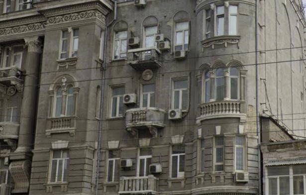 В центре Ростова со здания отдела полиции № 4 падают кирпичи на прохожих и автомобили