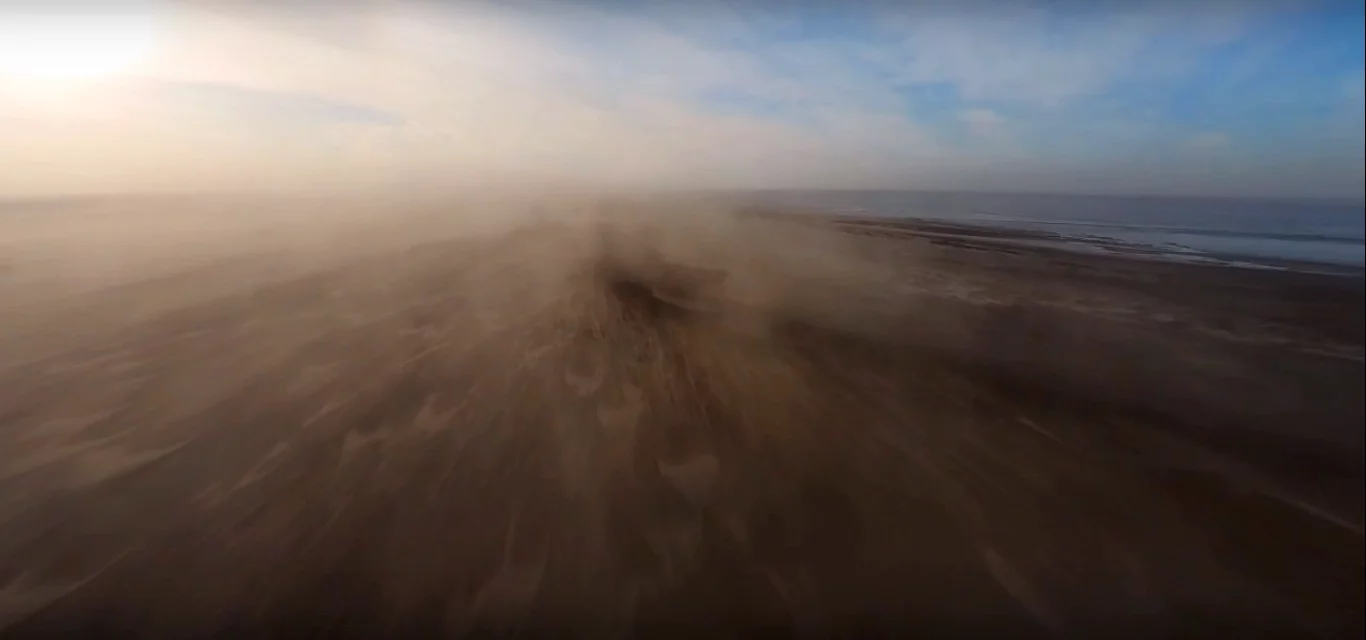 В Ростовской области Азовское море превратилось в пустыню из-за сильного ветра 