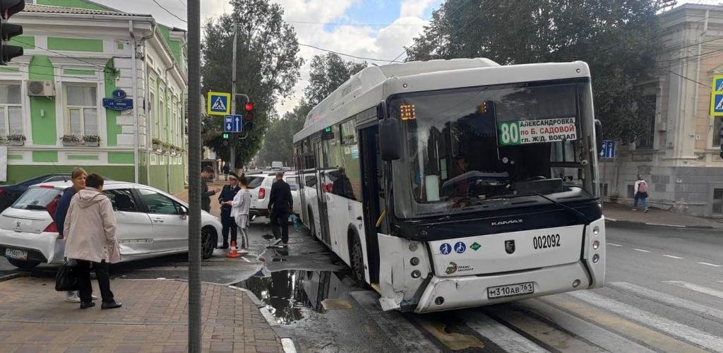 В Ростове водитель Peugeot  в час пик протаранила автобус с 80-ю пассажирами