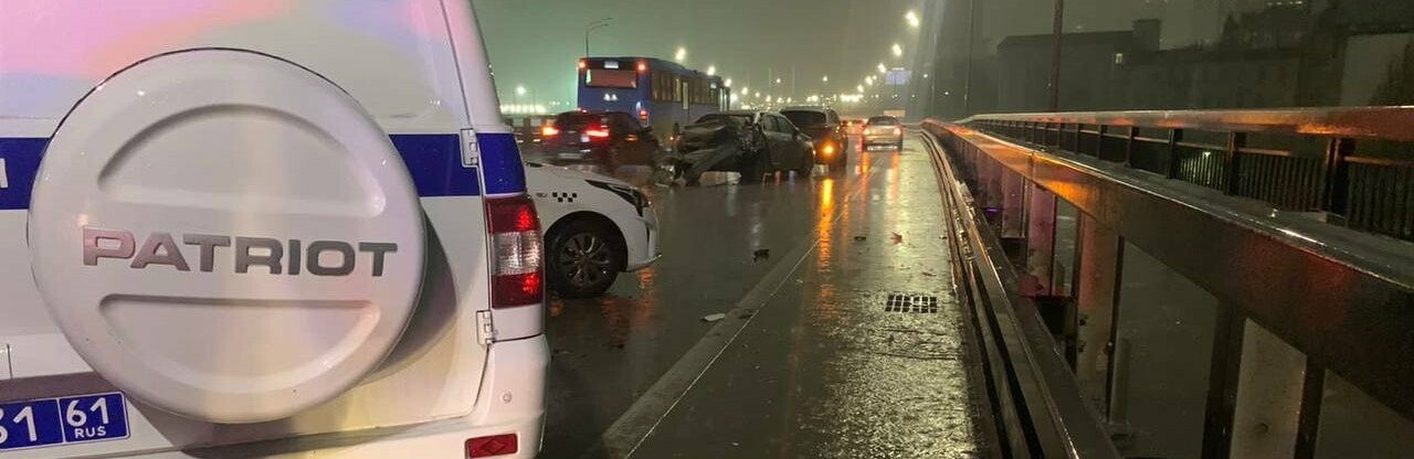 В Ростове на мосту Сиверса полицейский УАЗ устроил массовое ДТП с такси и автобусом
