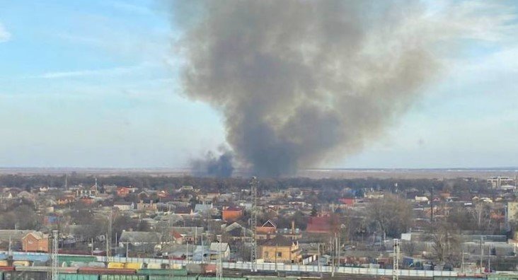 Столб чёрного дыма поднялся над Ростовом из-за горящего на левом берегу Дона камыша