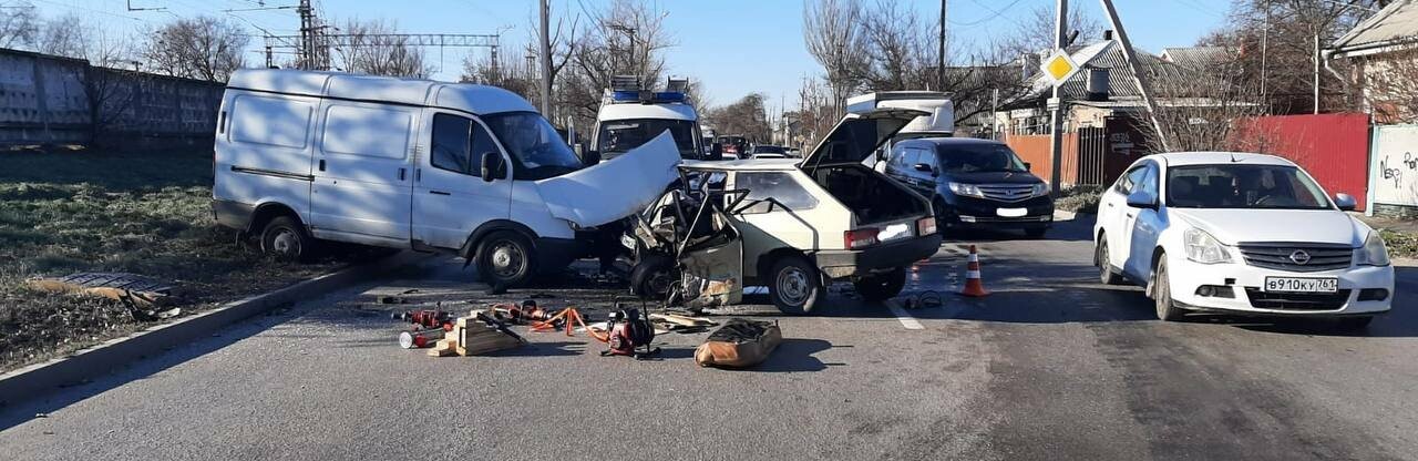 В Ростове при столкновении трёх автомобилей погиб 51-летний мужчина