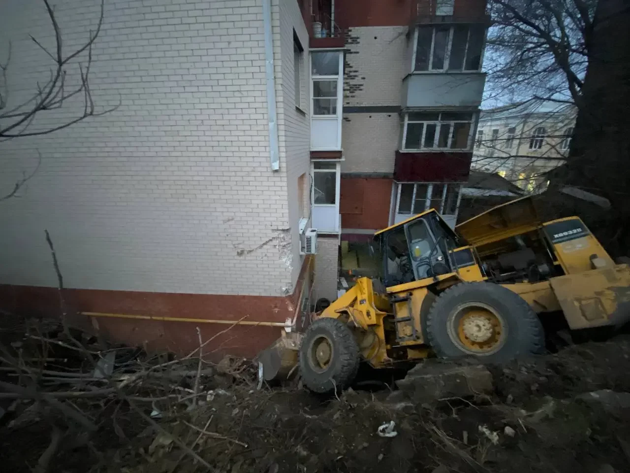 “Я подумала, что прилетел снаряд”: последствия удара 11-тонного бульдозера о стену ростовской пятиэтажки