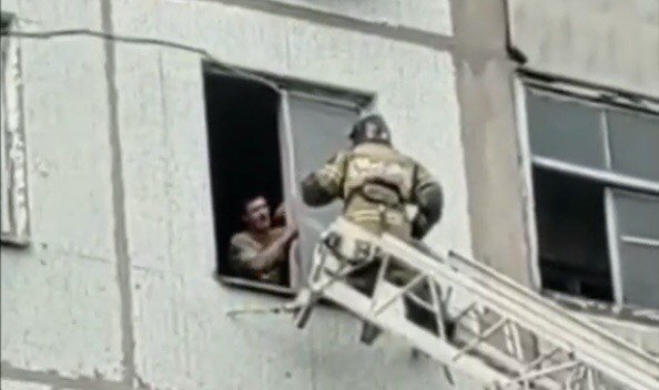 В Новочеркасске неадекватный мужчина затопил несколько квартир и пытался вылезти в окно 