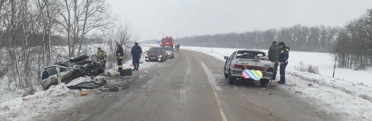 Два человека погибли в Ростовской области из-за высокой скорости на скользкой дороге