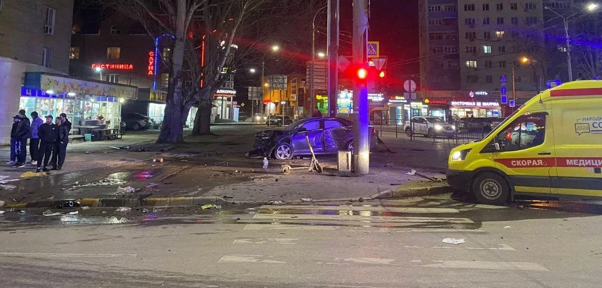 Два водителя пострадали в страшном ДТП на проспекте Стачки в Ростове