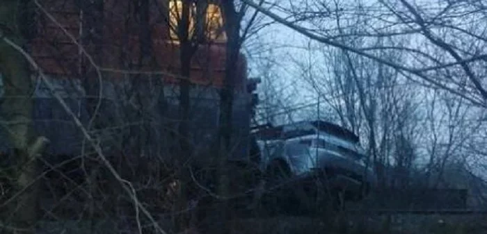В Новочеркасске внедорожник Range Rover попал под поезд