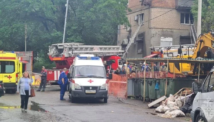 В Ростове при пожаре в шестиэтажке пострадали три человека