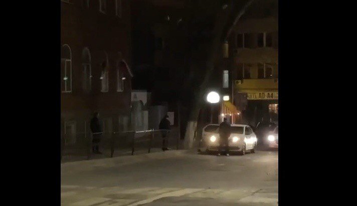 Полицейские нашли мужчину, которого затолкали в машину в центре Ростова и увезли