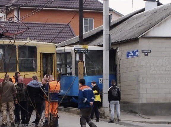 Сошедший с рельсов трамвай протаранил жилой дом в Ростове