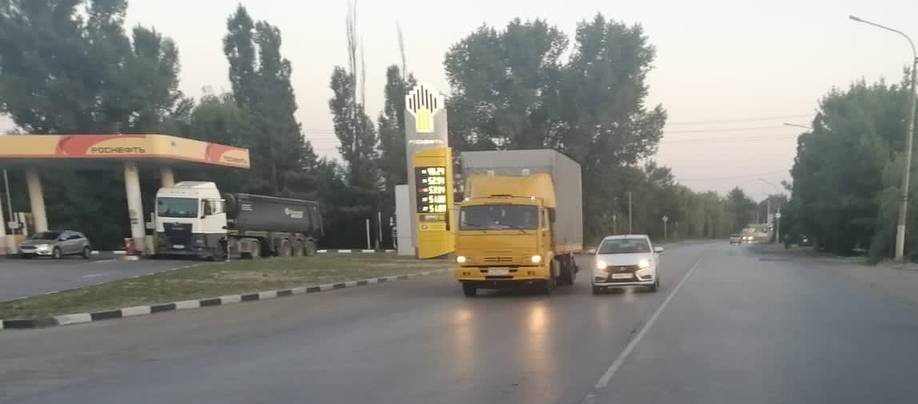В Новочеркасске тягач врезался в рейсовый автобус с пассажирами