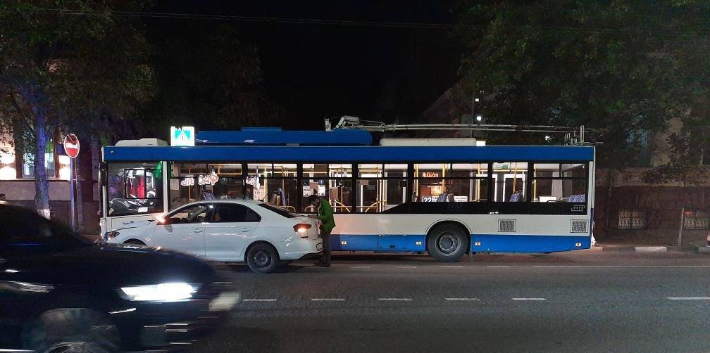 Трёхлетний мальчик пострадал при столкновении троллейбуса и легковушки в Ростове