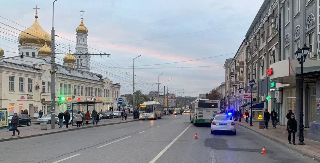 В центре Ростова автобус сбил перебегавшую дорогу женщину