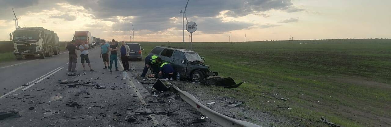 Один человек погиб, трое госпитализированы после лобового ДТП на трассе в Каменском районе