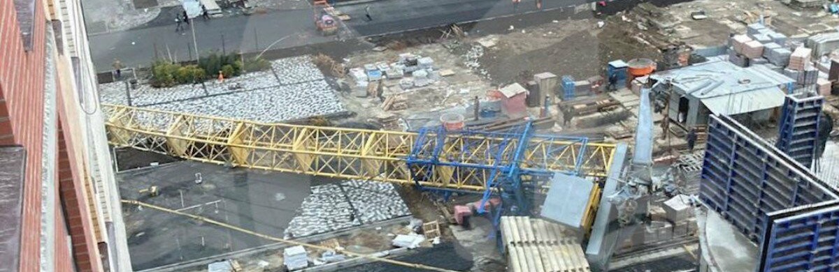 Два человека погибли при падении башенного крана на стройке в Ростове