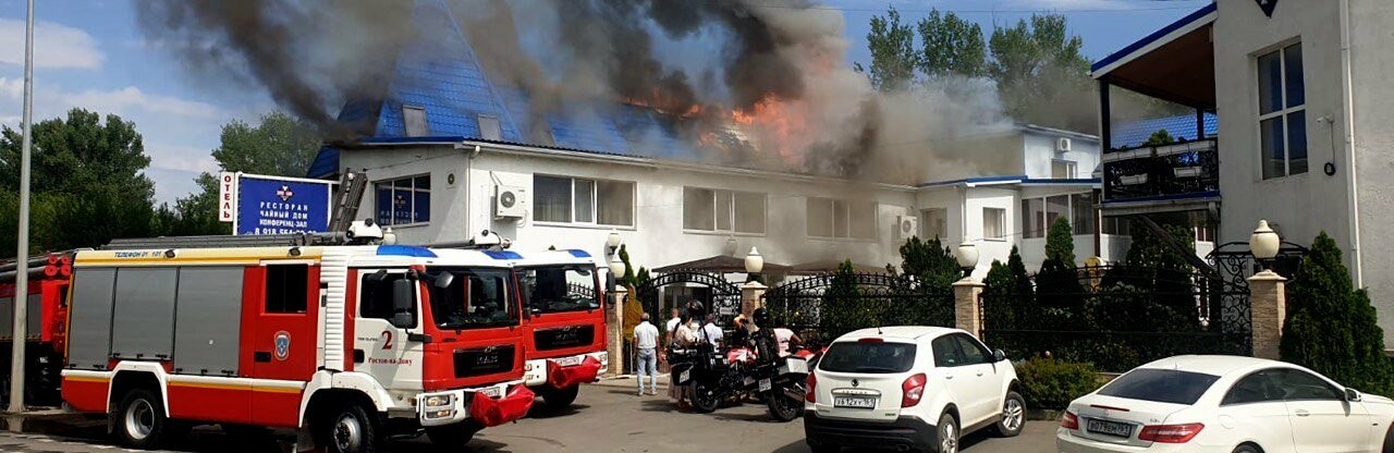 В Ростове на Левбердоне загорелся ресторанный комплекс «У Бориса»