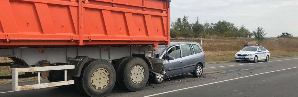 Семь человек пострадали в столкновении грузовика и Opel Zafira под Ростовом