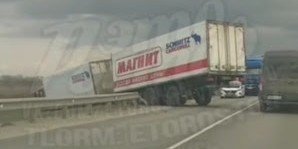 Фура «Магнита» перекрыла движение на трассе под Ростовом