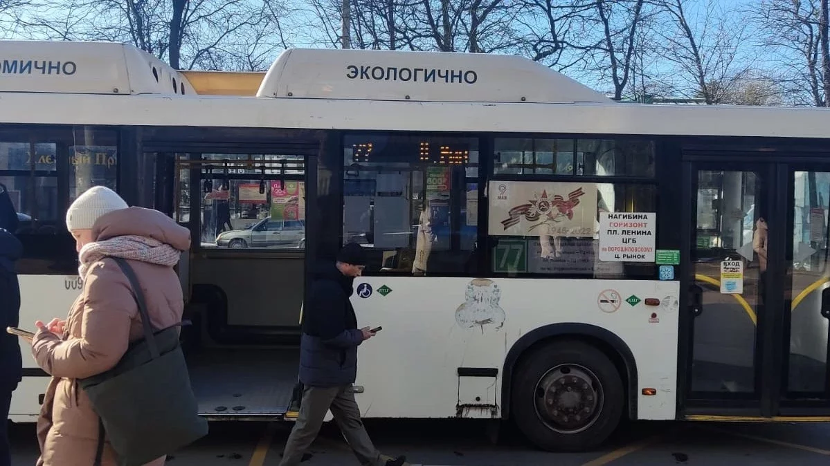 В Ростове пенсионерка получила травмы из-за резкой остановки автобуса