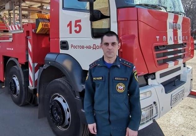 Залатал раны пакетом: пожарный из Ростова спас изрезанную ножом девушку на Донбассе