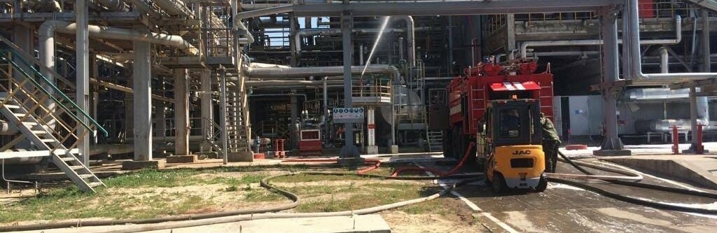 Падение беспилотника стало причиной пожара на нефтезаводе в Новошахтинске