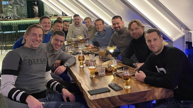 Фото главного тренера ФК «Ростов» с игроками сборной Эстонии вызвало скандал