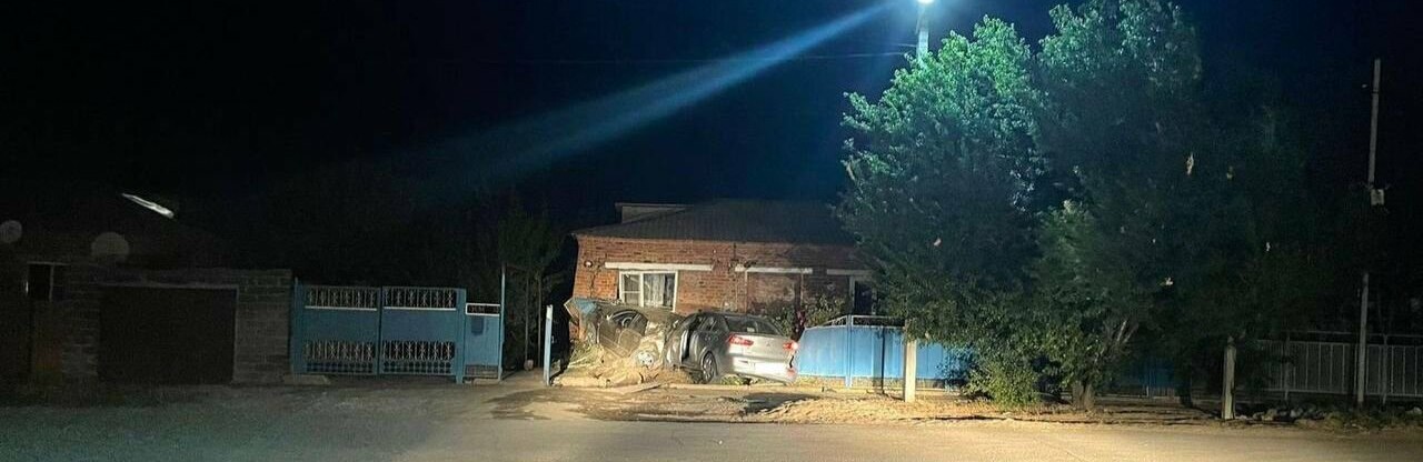 В Ростовской области иномарка протаранила припаркованную машину, которая въехала в жилой дом
