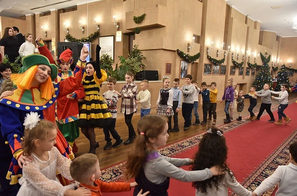 По приглашению «Единой России» донские семьи участников СВО посмотрели детскую сказку в музтеатре