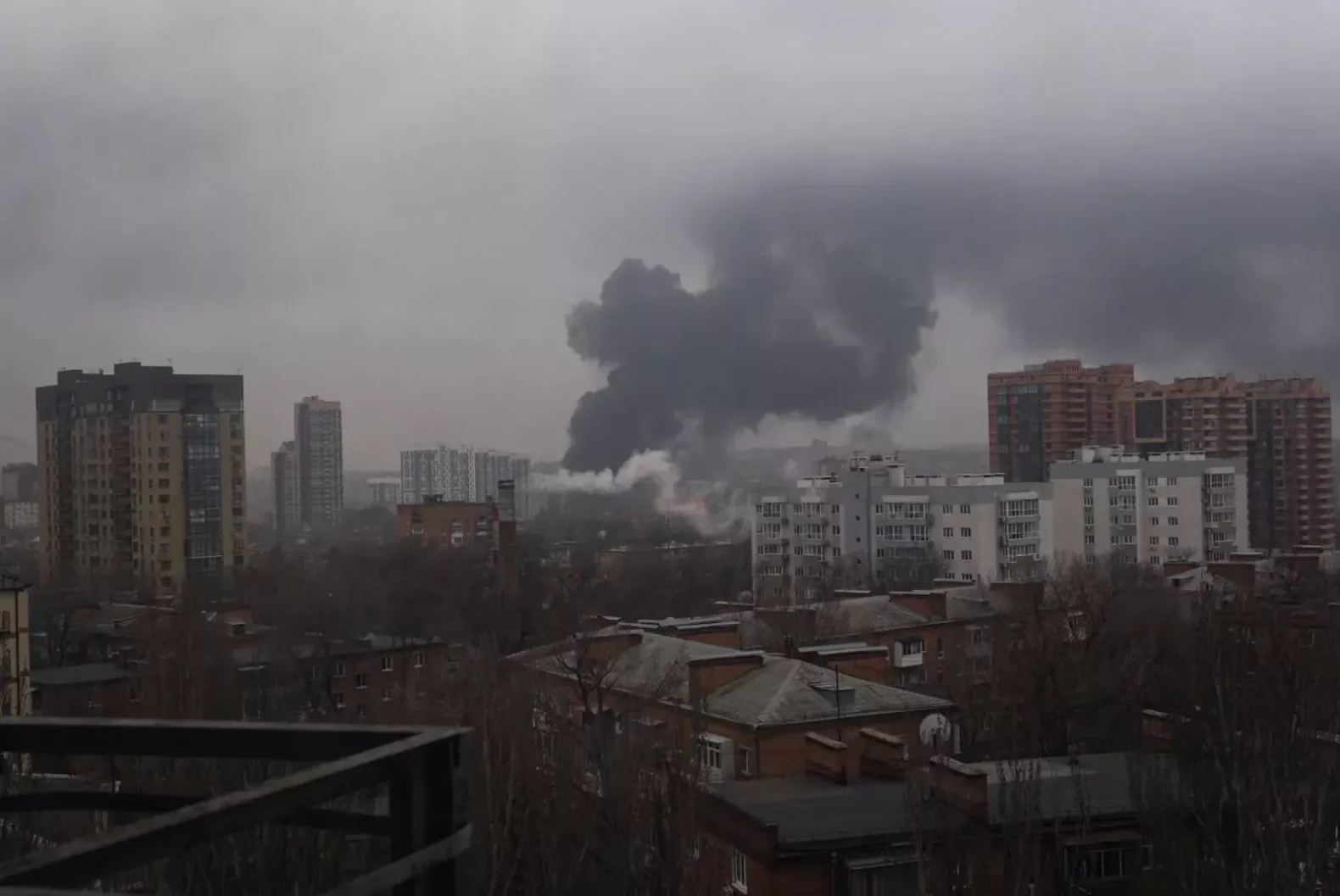 В центре Ростова горит главное здание погрануправления ФСБ
